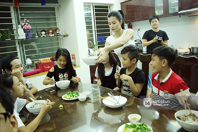 Giữ đ&uacute;ng lời hứa, Đ&ocirc;ng Nhi tự tay nấu phở chi&ecirc;u đ&atilde;i học tr&ograve; - Ảnh 5.