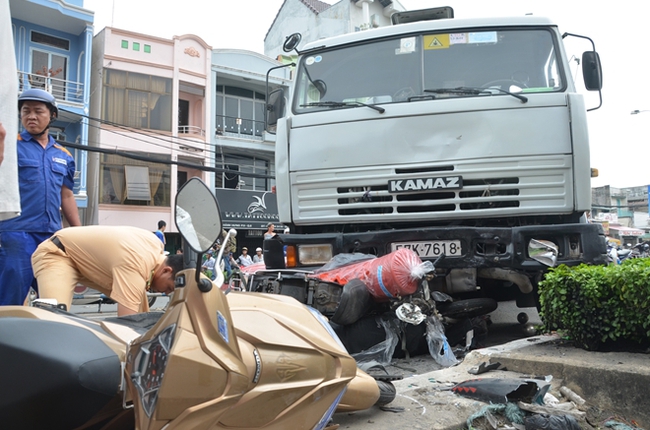 Hoảng loạn khi xe bồn chở xăng nổ lốp gây tai nạn liên hoàn - Ảnh 1.