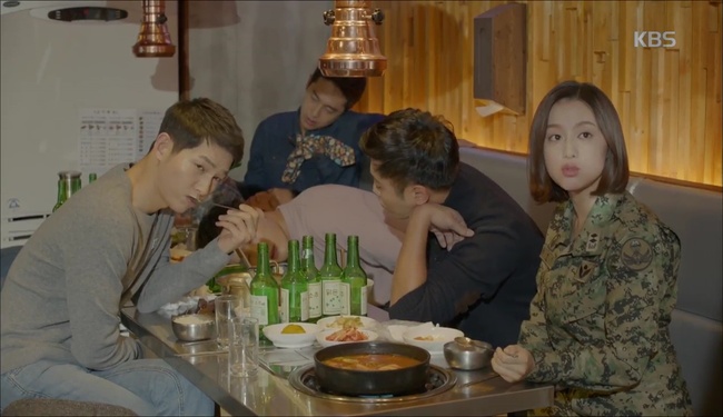“Hậu Duệ Mặt Trời”: Song Joong Ki say xỉn tại nhà người yêu, gặp ngay mẹ vợ tương lai - Ảnh 2.