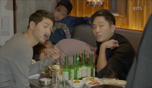 “Hậu Duệ Mặt Trời”: Song Joong Ki say xỉn tại nhà người yêu, gặp ngay mẹ vợ tương lai - Ảnh 3.