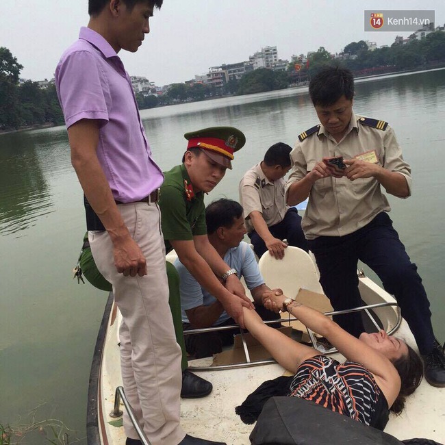 H&agrave; Nội: Nữ du kh&aacute;ch nước ngo&agrave;i bơi ra Th&aacute;p R&ugrave;a m&uacute;a h&aacute;t - Ảnh 1.