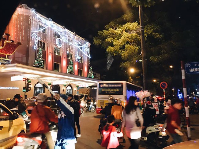 H&agrave; Nội: D&acirc;n t&igrave;nh đi chơi thử Noel, bờ hồ Ho&agrave;n Kiếm đang tắc cứng - Ảnh 4.