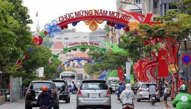 Mu&ocirc;n m&agrave;u khoe sắc tr&ecirc;n đường phố S&agrave;i G&ograve;n dịp Tết Dương lịch - Ảnh 3.