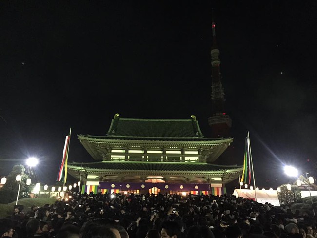 Người d&acirc;n Nhật Bản đổ về đ&oacute;n năm mới v&agrave; đi lễ ở khu vực Th&aacute;p Tokyo - Ảnh 2.