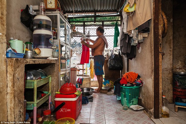 Biểu tượng kiến tr&uacute;c một thời của Phnom Penh nay chỉ c&ograve;n l&agrave; khu ổ chuột - Ảnh 13.