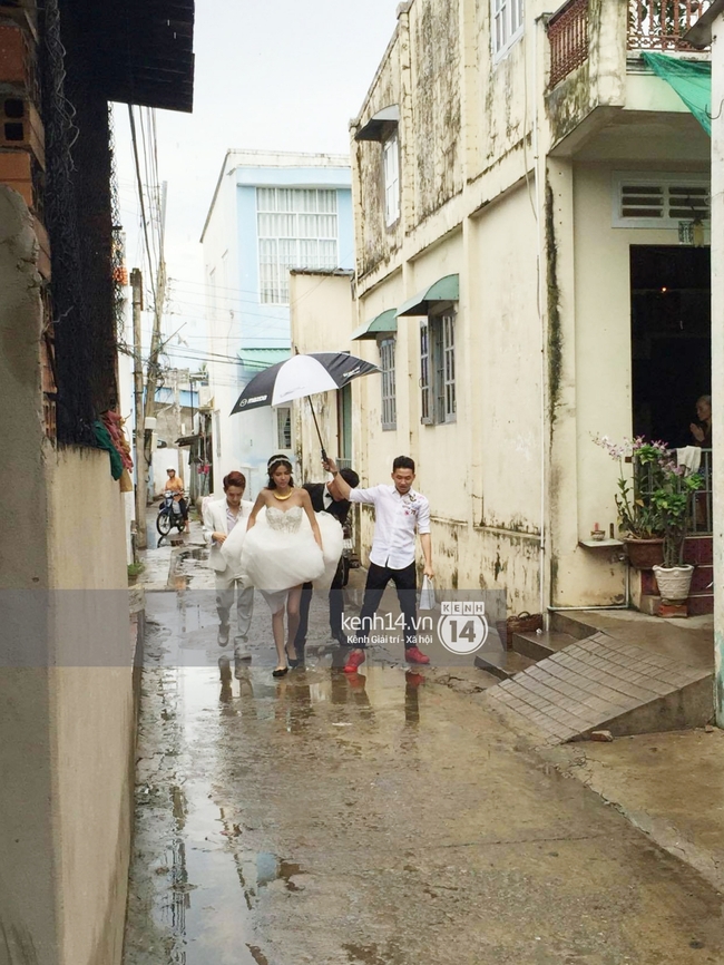 Mạc Hồng Qu&acirc;n n&acirc;ng v&aacute;y cưới cho Kỳ H&acirc;n dưới trời mưa đến địa điểm tổ chức tiệc - Ảnh 1.