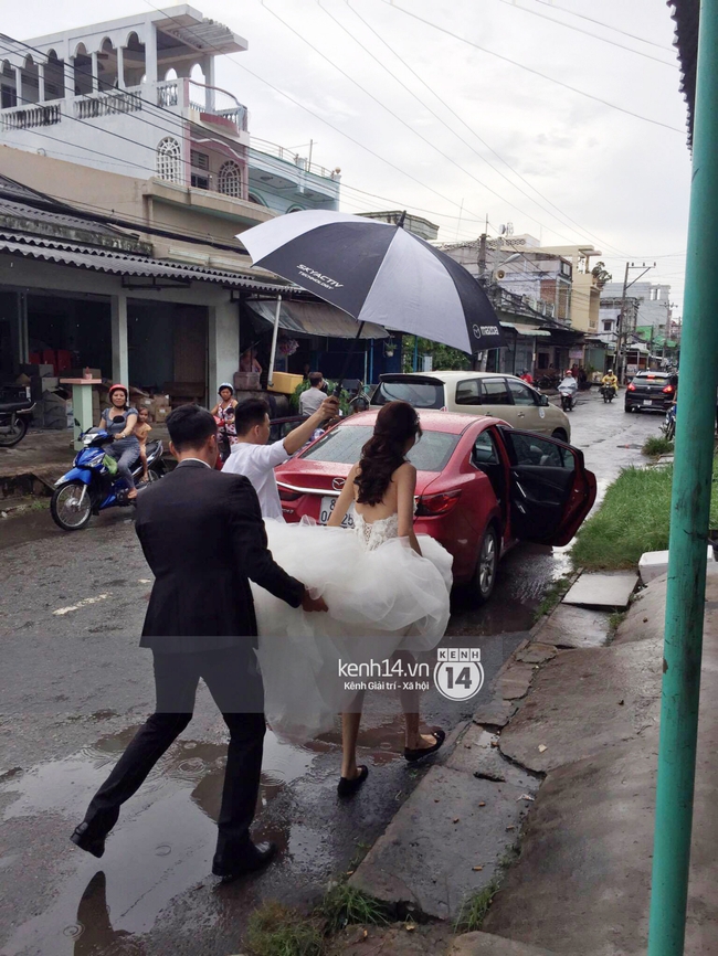 Mạc Hồng Qu&acirc;n n&acirc;ng v&aacute;y cưới cho Kỳ H&acirc;n dưới trời mưa đến địa điểm tổ chức tiệc - Ảnh 6.