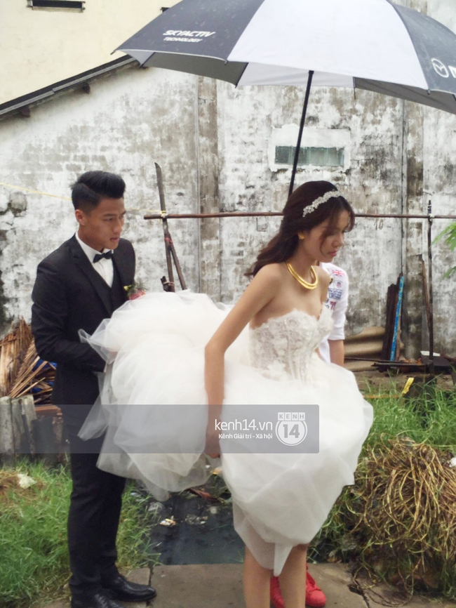 Mạc Hồng Qu&acirc;n n&acirc;ng v&aacute;y cưới cho Kỳ H&acirc;n dưới trời mưa đến địa điểm tổ chức tiệc - Ảnh 4.