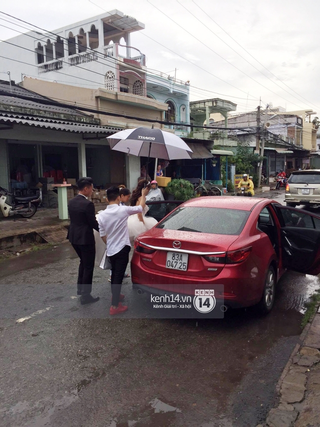 Mạc Hồng Quân nâng váy cưới cho Kỳ Hân dưới trời mưa đến địa điểm tổ chức tiệc - Ảnh 8.