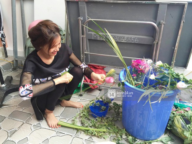 Kỳ H&acirc;n cười rạng rỡ, tự tay chuẩn bị hoa c&agrave;i &aacute;o cho h&ocirc;n phu Mạc Hồng Qu&acirc;n - Ảnh 2.
