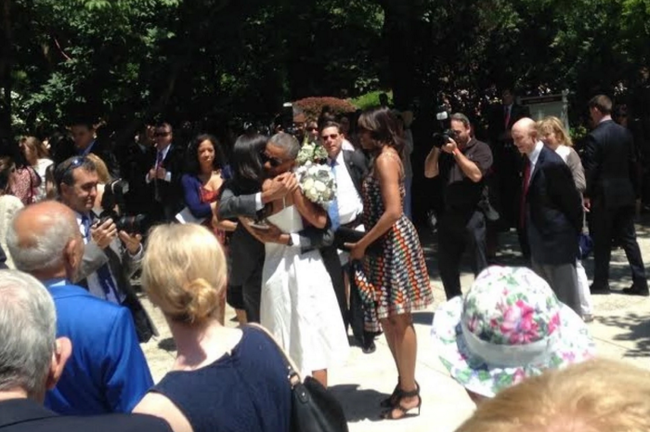 Sợ người khác biết mình khóc, Tổng thống Obama phải đeo kính đen trong lễ tốt nghiệp của con gái lớn - Ảnh 3.