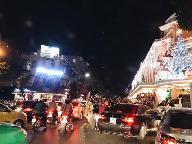 H&agrave; Nội: D&acirc;n t&igrave;nh đi chơi thử Noel, bờ hồ Ho&agrave;n Kiếm đang tắc cứng - Ảnh 3.
