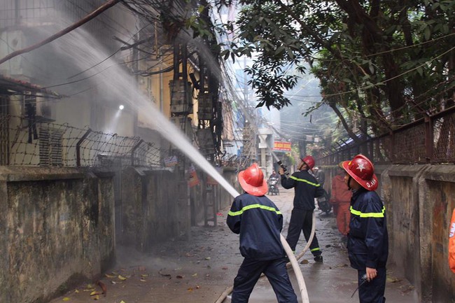 H&agrave; Nội: Ch&aacute;y trong khu tập thể tr&ecirc;n đường Ch&ugrave;a Bộc, cụ &ocirc;ng 76 tuổi ki&ecirc;n quyết kh&ocirc;ng rời khỏi nh&agrave; - Ảnh 1.