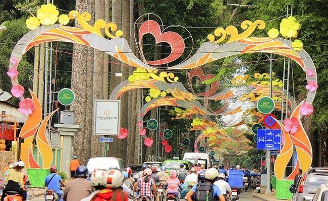 Mu&ocirc;n m&agrave;u khoe sắc tr&ecirc;n đường phố S&agrave;i G&ograve;n dịp Tết Dương lịch - Ảnh 2.
