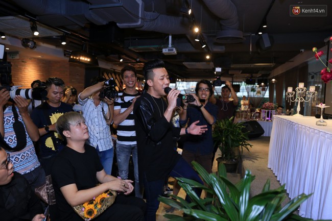 Clip: Trấn Th&agrave;nh bất ngờ xuất hiện song ca c&ugrave;ng bạn g&aacute;i Hari Won trong buổi ra mắt MV - Ảnh 2.