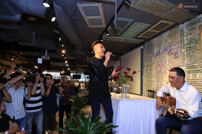 Clip: Trấn Th&agrave;nh bất ngờ xuất hiện song ca c&ugrave;ng bạn g&aacute;i Hari Won trong buổi ra mắt MV - Ảnh 3.