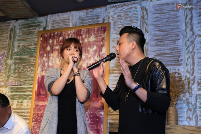 Clip: Trấn Th&agrave;nh bất ngờ xuất hiện song ca c&ugrave;ng bạn g&aacute;i Hari Won trong buổi ra mắt MV - Ảnh 5.