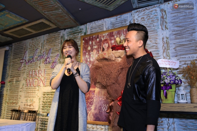 Clip: Trấn Th&agrave;nh bất ngờ xuất hiện song ca c&ugrave;ng bạn g&aacute;i Hari Won trong buổi ra mắt MV - Ảnh 7.