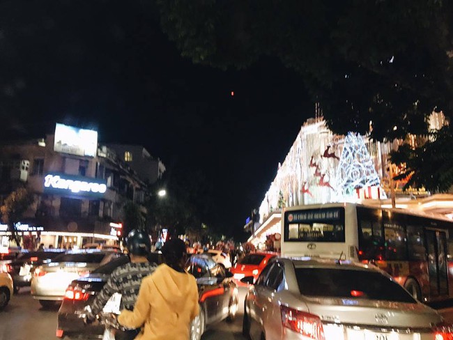 H&agrave; Nội: D&acirc;n t&igrave;nh đi chơi thử Noel, bờ hồ Ho&agrave;n Kiếm đang tắc cứng - Ảnh 1.