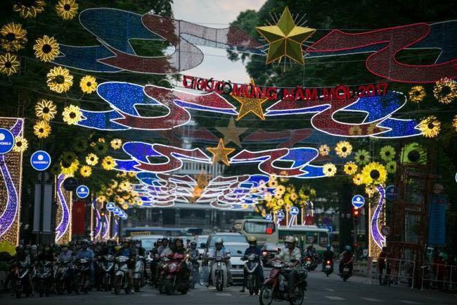 Mu&ocirc;n m&agrave;u khoe sắc tr&ecirc;n đường phố S&agrave;i G&ograve;n dịp Tết Dương lịch - Ảnh 4.