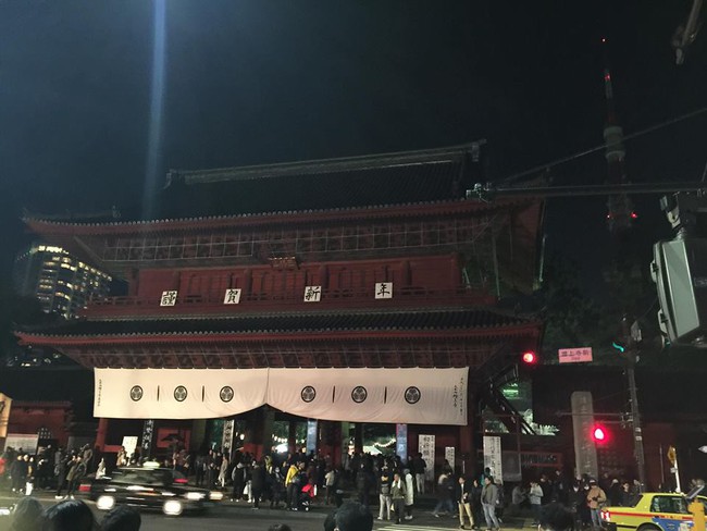 Người d&acirc;n Nhật Bản đổ về đ&oacute;n năm mới v&agrave; đi lễ ở khu vực Th&aacute;p Tokyo - Ảnh 4.