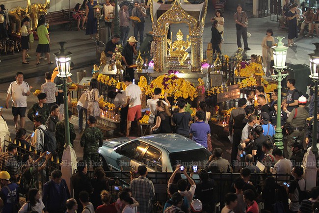 Xe lao v&agrave;o đền Erawan tại trung t&acirc;m Bangkok, 6 người bị thương - Ảnh 3.