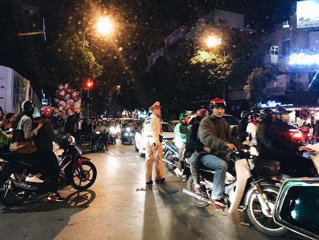 H&agrave; Nội: D&acirc;n t&igrave;nh đi chơi thử Noel, bờ hồ Ho&agrave;n Kiếm đang tắc cứng - Ảnh 2.