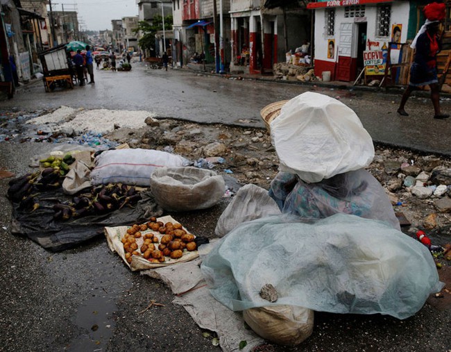 Những h&igrave;nh ảnh đau thương ở Haiti sau cơn b&atilde;o mặt quỷ Matthew - Ảnh 21.