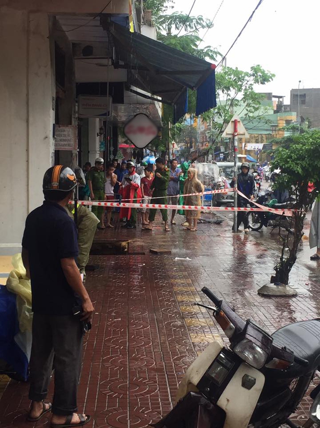 B&igrave;nh Định: Hố tử thần h&uacute;t sập vỉa h&egrave;, cuốn lu&ocirc;n cả xe m&aacute;y - Ảnh 2.