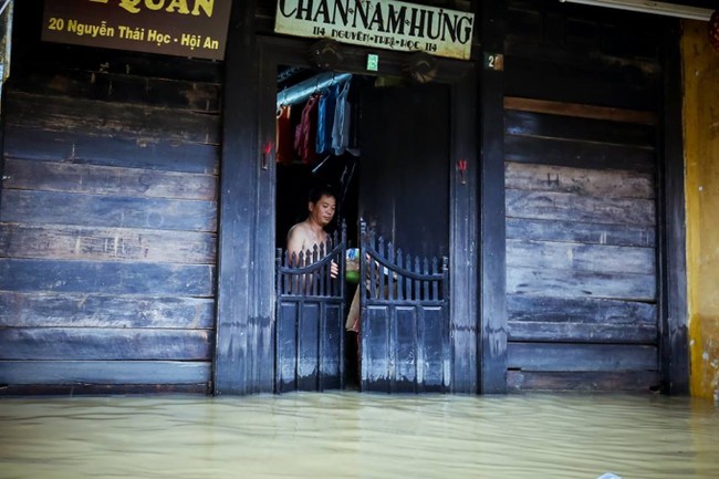 C&oacute; một Hội An l&atilde;ng mạn như thế n&agrave;y đ&acirc;y trong m&ugrave;a nước lũ - Ảnh 9.