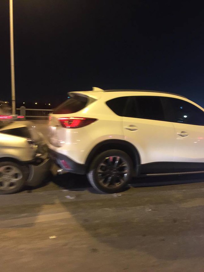 Hà Nội: 2 vụ va chạm liên hoàn trên cầu Vĩnh Tuy gây ùn tắc nghiêm trọng - Ảnh 6.
