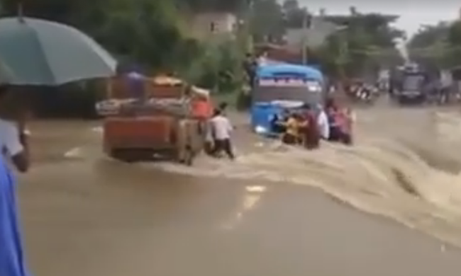 Clip: Thót tim nhìn xe khách liều lĩnh vượt qua dòng lũ xiết ở Lào Cai - Ảnh 2.