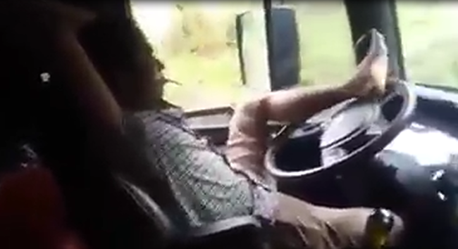 Clip tài xế ngả người ra ghế hút thuốc, điều khiển ô tô bằng một chân - Ảnh 2.