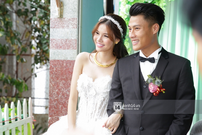 Mạc Hồng Qu&acirc;n hạnh ph&uacute;c h&ocirc;n Kỳ H&acirc;n trong tiệc chi&ecirc;u đ&atilde;i bạn b&egrave; - Ảnh 7.