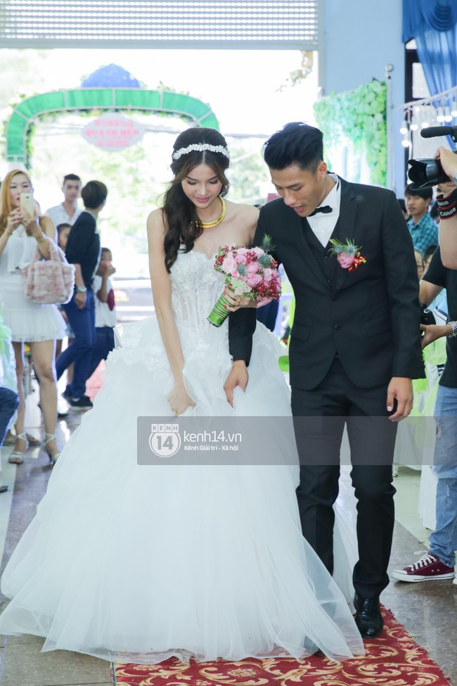 Mạc Hồng Qu&acirc;n hạnh ph&uacute;c h&ocirc;n Kỳ H&acirc;n trong tiệc chi&ecirc;u đ&atilde;i bạn b&egrave; - Ảnh 13.