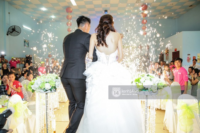 Mạc Hồng Qu&acirc;n hạnh ph&uacute;c h&ocirc;n Kỳ H&acirc;n trong tiệc chi&ecirc;u đ&atilde;i bạn b&egrave; - Ảnh 14.