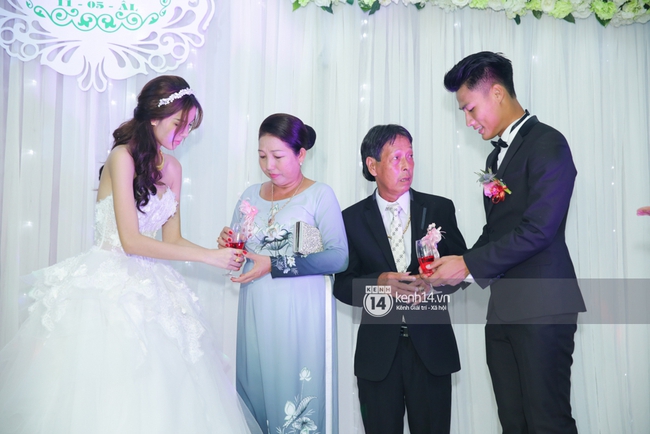 Mạc Hồng Qu&acirc;n hạnh ph&uacute;c h&ocirc;n Kỳ H&acirc;n trong tiệc chi&ecirc;u đ&atilde;i bạn b&egrave; - Ảnh 15.