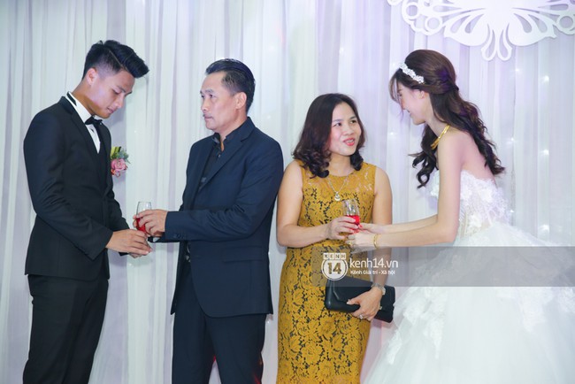Mạc Hồng Qu&acirc;n hạnh ph&uacute;c h&ocirc;n Kỳ H&acirc;n trong tiệc chi&ecirc;u đ&atilde;i bạn b&egrave; - Ảnh 16.