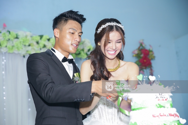 Mạc Hồng Qu&acirc;n hạnh ph&uacute;c h&ocirc;n Kỳ H&acirc;n trong tiệc chi&ecirc;u đ&atilde;i bạn b&egrave; - Ảnh 18.
