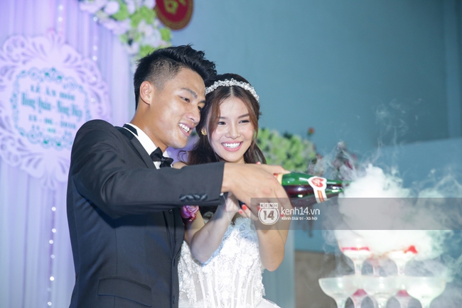 Mạc Hồng Qu&acirc;n hạnh ph&uacute;c h&ocirc;n Kỳ H&acirc;n trong tiệc chi&ecirc;u đ&atilde;i bạn b&egrave; - Ảnh 19.