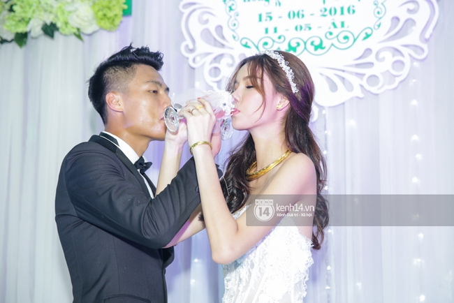 Mạc Hồng Qu&acirc;n hạnh ph&uacute;c h&ocirc;n Kỳ H&acirc;n trong tiệc chi&ecirc;u đ&atilde;i bạn b&egrave; - Ảnh 21.