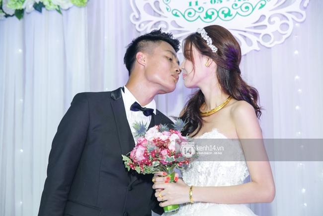 Mạc Hồng Qu&acirc;n hạnh ph&uacute;c h&ocirc;n Kỳ H&acirc;n trong tiệc chi&ecirc;u đ&atilde;i bạn b&egrave; - Ảnh 23.