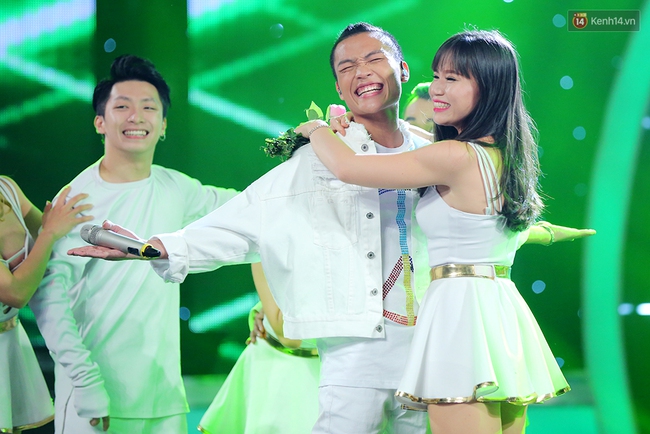 Vietnam Idol: Thu Minh nhờ fan vote cho Janice, Huy Tuấn đánh yêu Việt Thắng - Ảnh 16.