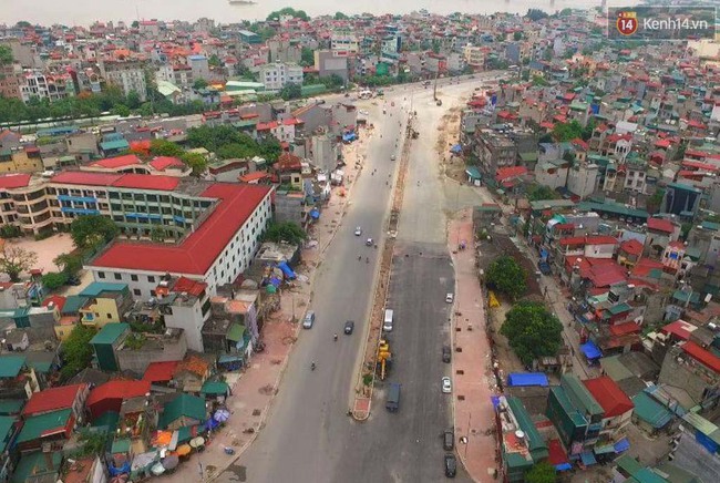 Chuyện lạ: Nh&agrave; biến th&agrave;nh hầm chui tr&ecirc;n đường 2 tỷ đồng/m ở H&agrave; Nội - Ảnh 1.