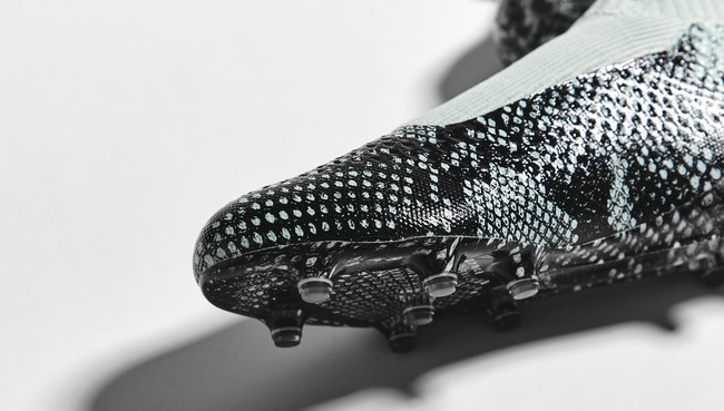 Paul Pogba diện giày da rắn độc nhất vô nhị ở trận derby Manchester - Ảnh 6.
