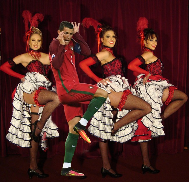 Ảnh chế: Ronaldo uốn éo nhảy nhót cùng dàn vũ nữ nóng bỏng - Ảnh 5.