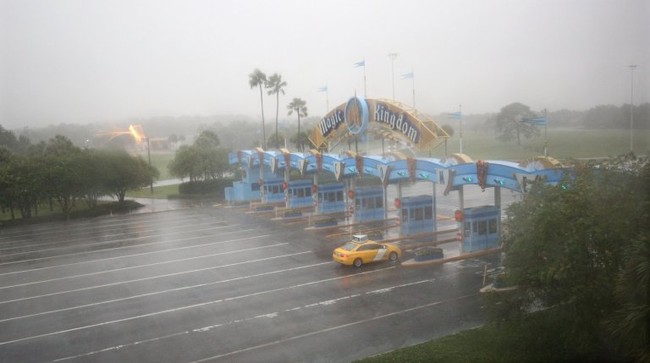 Công viên Disney World đóng cửa lần đầu tiên sau 11 năm bởi siêu bão mặt quỷ Matthew đổ bộ vào Florida - Ảnh 1.