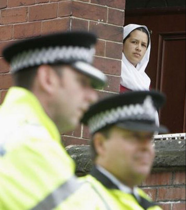 Ph&aacute;p cấm phụ nữ Hồi gi&aacute;o mặc burkini tắm biển, Scotland lại khuyến kh&iacute;ch phụ nữ mặc trang phục Hồi gi&aacute;o đi l&agrave;m - Ảnh 4.