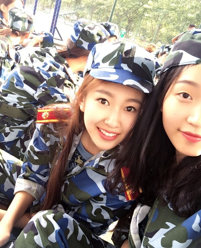 Chùm ảnh: Những nữ thần xinh đẹp bậc nhất trong mùa học quân sự ở Trung Quốc - Ảnh 19.