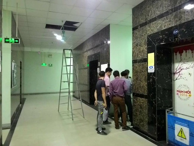 H&agrave; Nội: Quạt trần  bất ngờ rơi ở sảnh chung cư, 2 phụ nữ nhập viện cấp cứu - Ảnh 3.